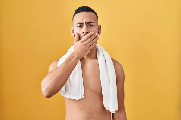 Mladý Hispánec Stojící Bez Košile Ručníkem Znuděně Nudil Unaveně Zakrýval — Stock fotografie