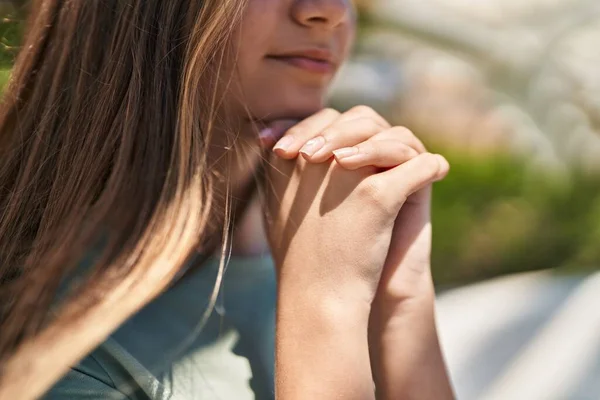 Αξιολάτρευτο Κορίτσι Προσεύχεται Στο Πάρκο — Φωτογραφία Αρχείου