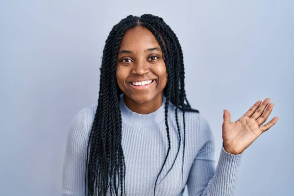 Afroamerikanerin Steht Vor Blauem Hintergrund Und Lächelt Fröhlich Und Zeigt — Stockfoto
