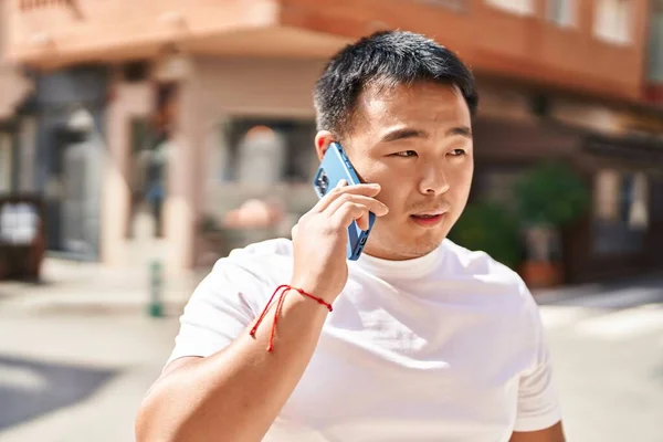 Mladý Číňan Mluví Smartphone Ulici — Stock fotografie