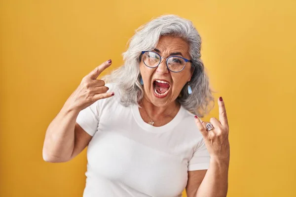 Middle Age Woman Grey Hair Standing Yellow Background Shouting Crazy — Stock Photo, Image