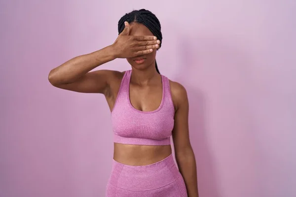Afroamerikansk Kvinna Med Flätor Bär Sportkläder Över Rosa Bakgrund Täcker — Stockfoto