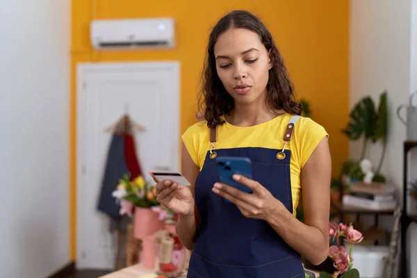 Ung Afrikansk Amerikansk Kvinna Florist Med Hjälp Smartphone Innehav Kreditkort — Stockfoto