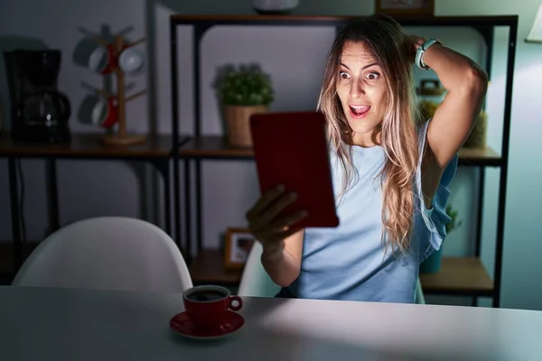 Jonge Spaanse Vrouw Met Behulp Van Touchpad Zitten Tafel Nachts — Stockfoto