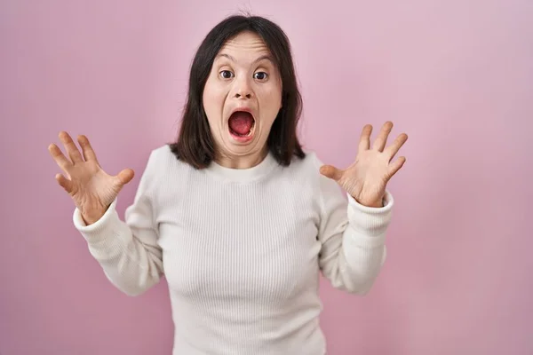 Vrouw Met Syndroom Staan Roze Achtergrond Vieren Gek Verbaasd Voor — Stockfoto