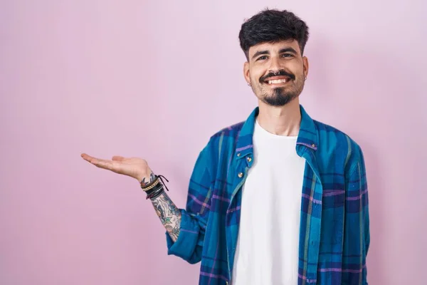 Junger Hispanischer Mann Mit Bart Der Vor Rosa Hintergrund Steht — Stockfoto