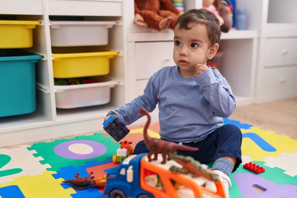 Entzückender Hispanischer Junge Spielt Kindergarten Mit Auto Und Dinosaurier Spielzeug — Stockfoto