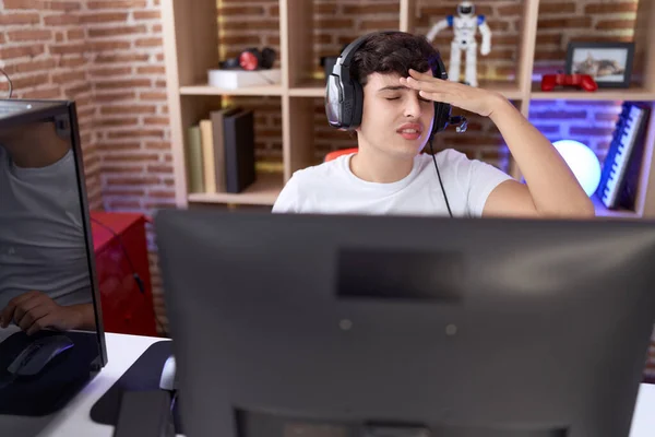 Non Binary Man Streamer Stressed Using Computer Gaming Room — ストック写真