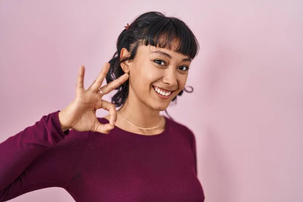 Joven Hermosa Mujer Pie Sobre Fondo Rosa Sonriendo Positiva Haciendo —  Fotos de Stock