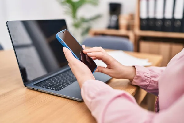 Jovem Mulher Bonita Size Usando Smartphone Laptop Escritório — Fotografia de Stock