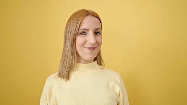 Joven Mujer Rubia Sonriendo Confiada Pie Sobre Aislado Fondo Amarillo —  Fotos de Stock