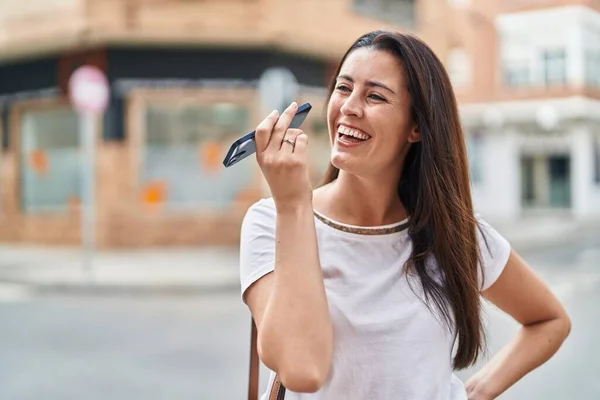 Молода Красива Іспаномовна Жінка Посміхається Впевнено Слухаючи Аудіоповідомлення Смартфону Вулиці — стокове фото