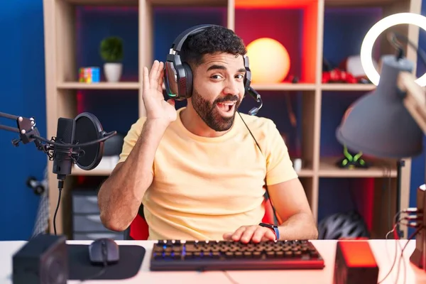 Homem Hispânico Com Barba Jogando Videogames Com Fones Ouvido Sorrindo — Fotografia de Stock