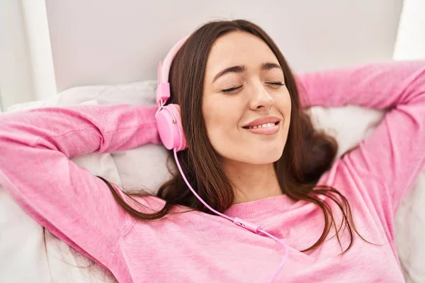 Ung Vacker Latinamerikansk Kvinna Lyssnar Musik Som Ligger Sängen Sovrummet — Stockfoto