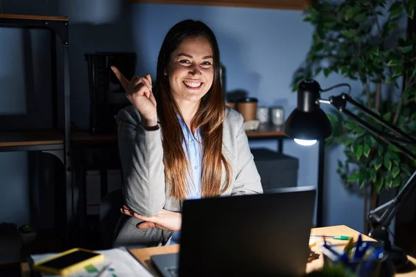Joven Morena Trabajando Oficina Por Noche Con Una Gran Sonrisa —  Fotos de Stock