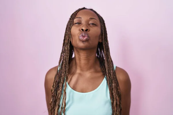 Африканская Американка Стоящая Розовом Фоне Смотрящая Камеру Дующая Воздух Поцелуем — стоковое фото