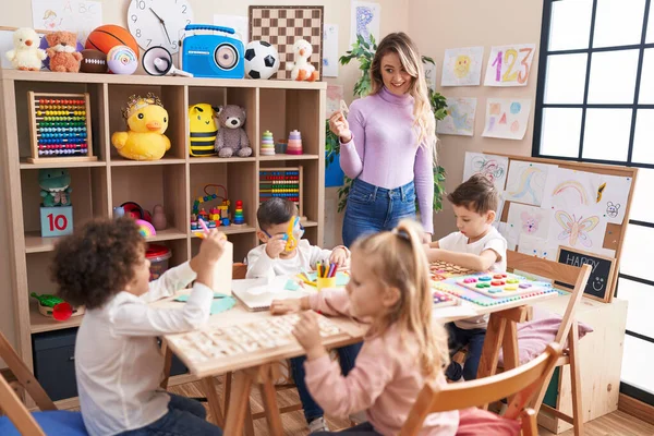 Frau Und Kindergruppe Beim Vokabelunterricht Kindergarten — Stockfoto