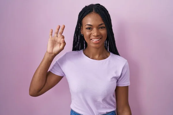 Mujer Afroamericana Con Trenzas Pie Sobre Fondo Rosa Sonriendo Positiva — Foto de Stock