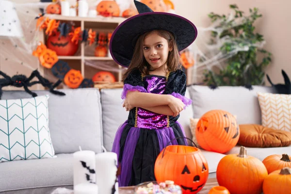 Rozkošná Hispánská Dívka Halloween Party Stojící Rukama Zkříženýma Gesto Doma — Stock fotografie