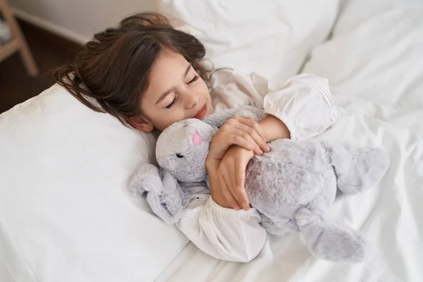 Очаровательная Латиноамериканка Обнимает Куклу Лежащую Кровати Спальне — стоковое фото