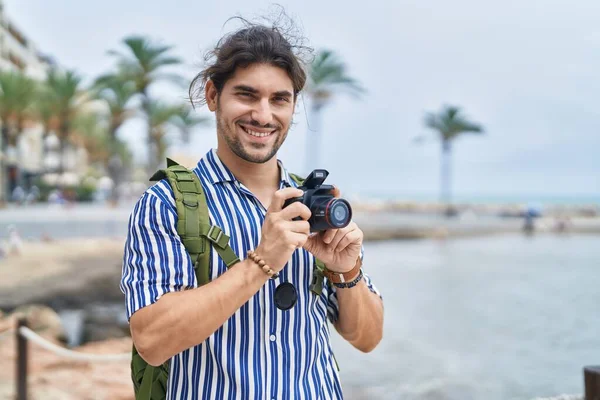 Fiatal Spanyol Férfi Turista Visel Hátizsák Professzionális Fényképezőgép Tengerparton — Stock Fotó