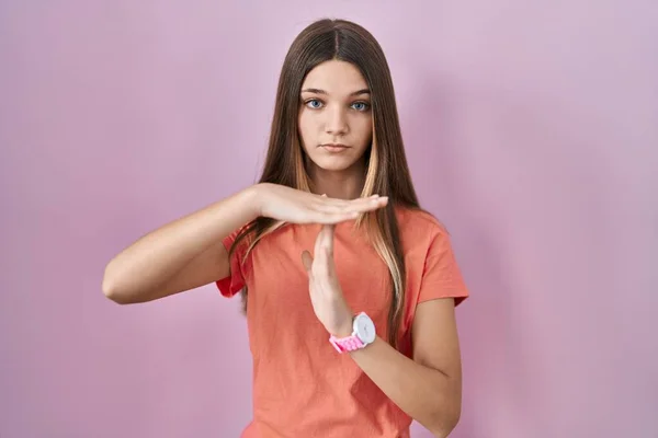 Дівчина Підліток Стоїть Над Рожевим Тлом Роблячи Час Жестом Руками — стокове фото