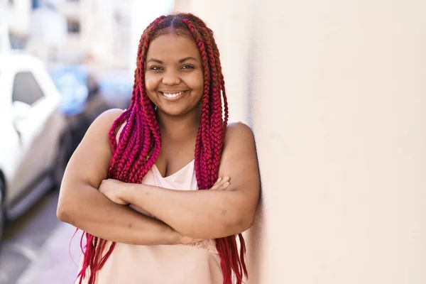 Mujer Afroamericana Sonriendo Confiada Pie Con Los Brazos Cruzados Gesto —  Fotos de Stock