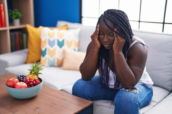 Afroamerykanka Zestresowana Siedząc Kanapie Domu — Zdjęcie stockowe