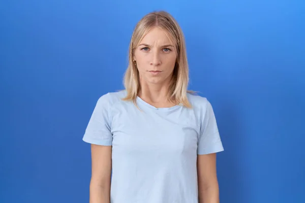 Sıradan Mavi Tişört Giyen Kuşkucu Gergin Genç Beyaz Kadın Sorun — Stok fotoğraf