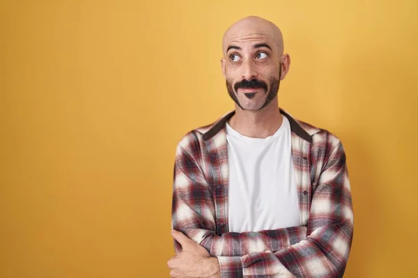 Hispanic Man Beard Standing Yellow Background Smiling Looking Side Staring — Stockfoto
