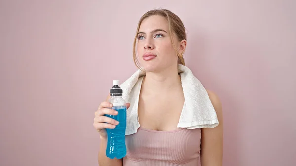 Junge Blonde Frau Sportbekleidung Mit Energischem Getränk Vor Isoliertem Rosa — Stockfoto