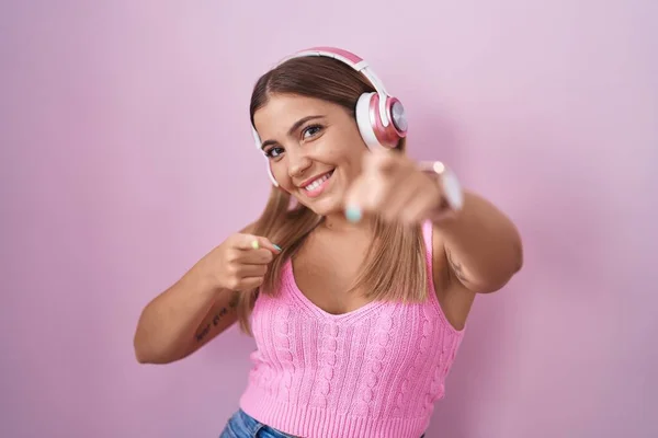 Ung Blond Kvinna Lyssnar Musik Med Hörlurar Pekar Finger Till — Stockfoto