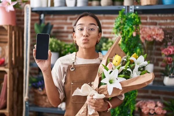 Çiçekçide Çalışan Latin Asıllı Genç Bir Kadın Akıllı Telefon Ekranında — Stok fotoğraf
