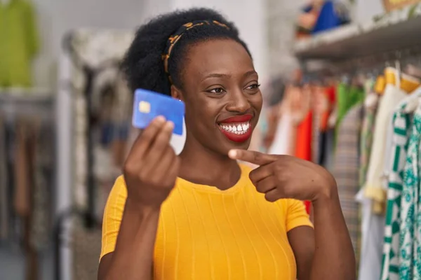 Africano Americano Cliente Mulher Segurando Cartão Crédito Loja Roupas — Fotografia de Stock