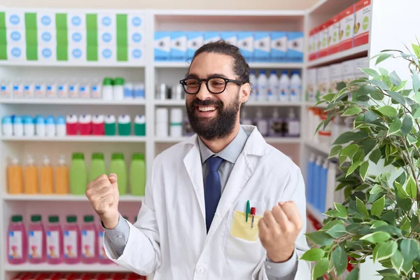 Uomo Ispanico Con Barba Che Lavora Farmacia Farmacia Molto Felice — Foto Stock