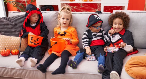 Gruppo Bambini Che Indossano Costume Halloween Seduti Sul Divano Casa — Foto Stock