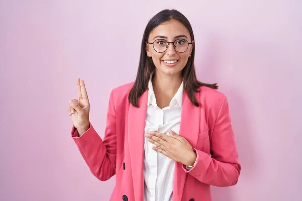 Ung Spansktalende Kvinde Iført Business Tøj Briller Smilende Sværger Med - Stock-foto