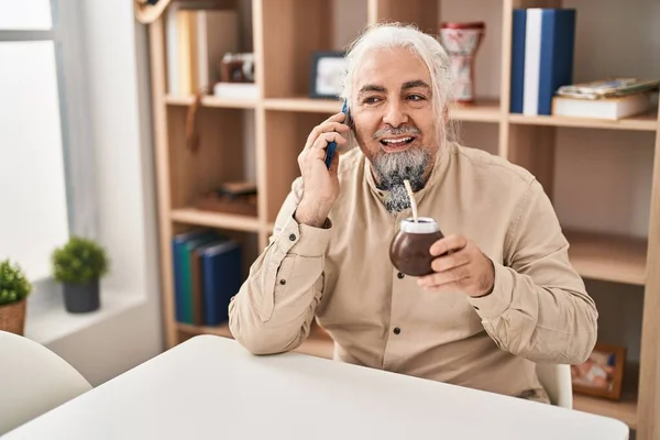 Mężczyzna Średnim Wieku Siwe Włosy Rozmawiający Przez Telefon Pijący Napar — Zdjęcie stockowe