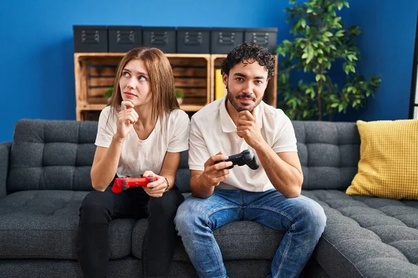 Jong Paar Spelen Video Game Holding Controller Thuis Serieus Gezicht — Stockfoto