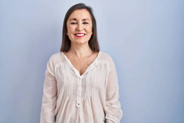 Middle Age Hispanic Woman Standing Blue Background Happy Cool Smile — Stock Photo, Image