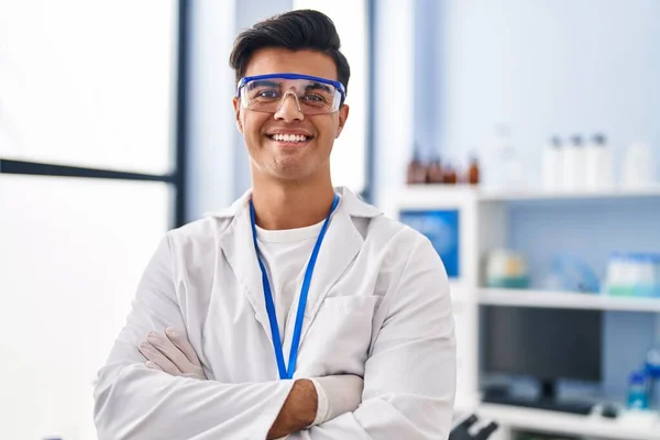 Jovem Cientista Hispânico Sorrindo Confiante Com Braços Cruzados Gesto Laboratório — Fotografia de Stock