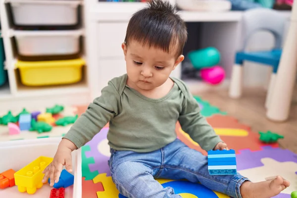 Adorable Hispanic Boy Playing Construction Blocks Sitting Floor Kindergarten — Stok fotoğraf