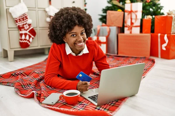 Jong Afrikaans Amerikaans Vrouw Met Behulp Van Laptop Credit Card — Stockfoto