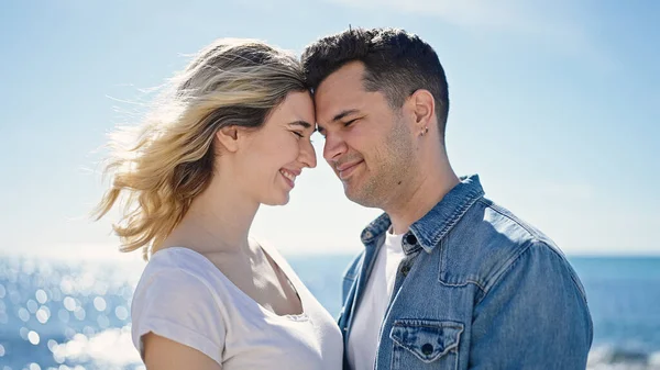 Mann Und Frau Lächeln Selbstbewusst Zusammen Meer — Stockfoto