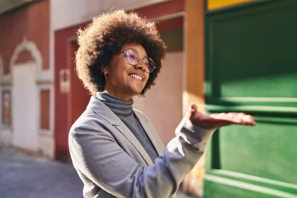 Mujer Afroamericana Ejecutiva Sonriendo Confiada Apretón Manos Calle —  Fotos de Stock