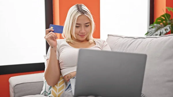 Ung Vacker Latinamerikansk Kvinna Shopping Med Laptop Och Kreditkort Ligger — Stockfoto