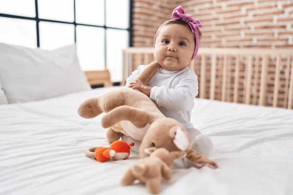 Bedårande Hispanic Baby Sitter Sängen Med Avslappnad Uttryck Sovrummet — Stockfoto