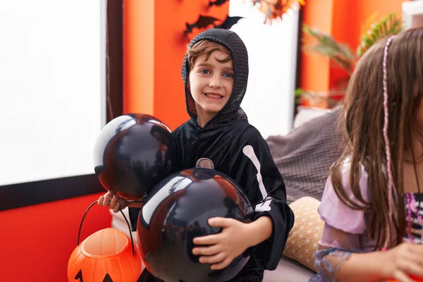 Imádnivaló Kaukázusi Fiú Halloween Jelmezt Visel Lufikat Tart Otthon — Stock Fotó