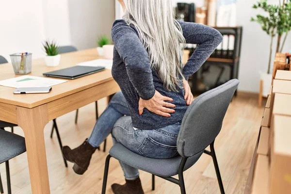 Grauhaarige Frau Mittleren Alters Leidet Rückenschmerzen Büro — Stockfoto