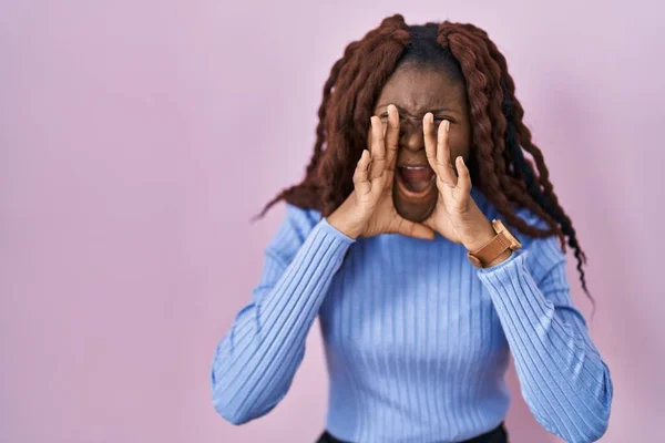 Африканская Женщина Стоящая Розовом Фоне Громко Выкрикивая Злость Руками Над — стоковое фото